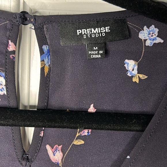 Premise Studio Women’s Size Medium Top w/ Bell Sleeve - Picture 3 of 5